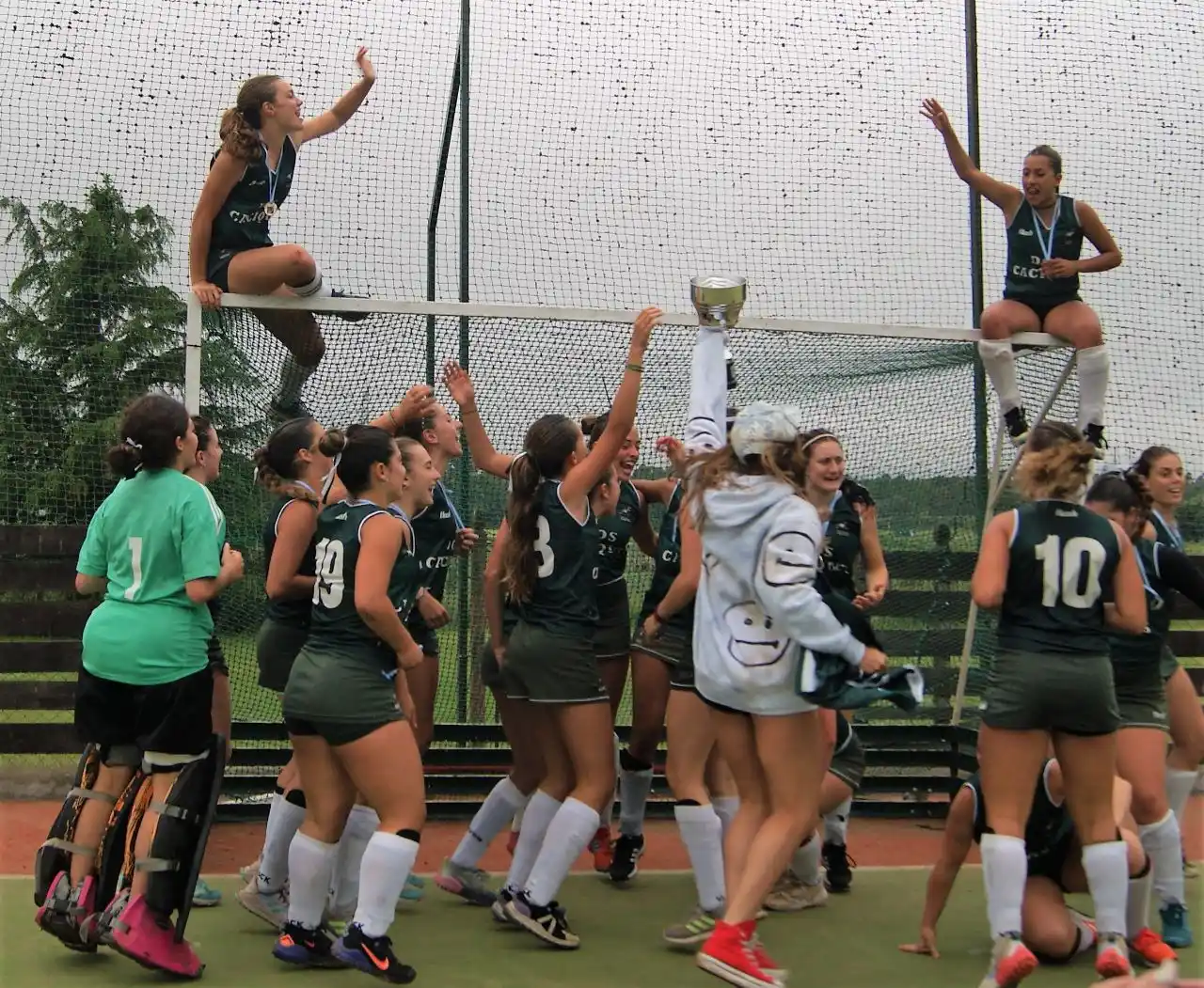 El festejo de las jugadoras de Los Cardos tras la victoria final.