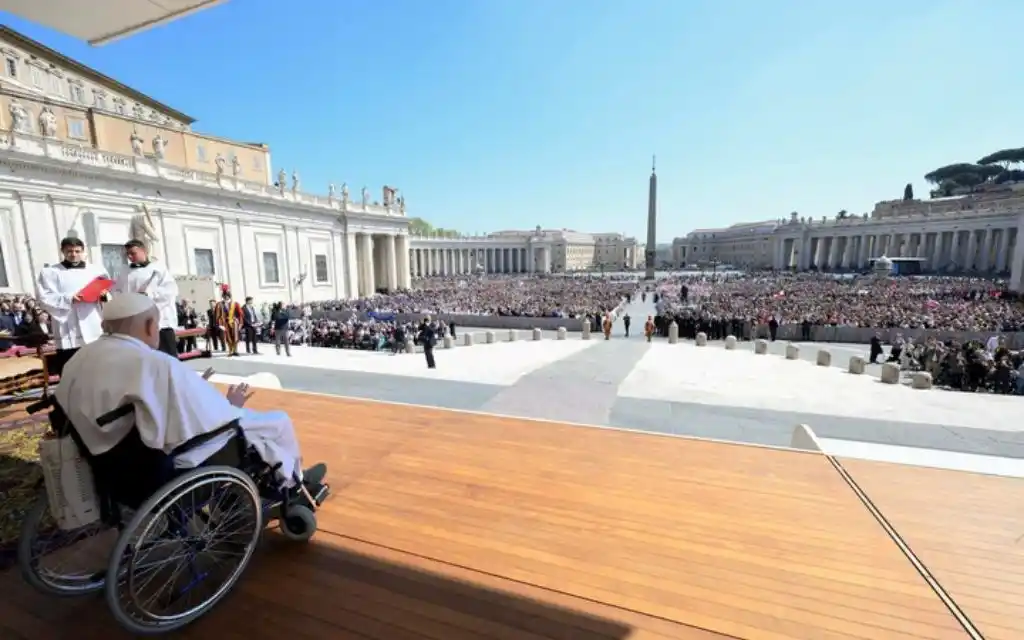 Con oxígeno y en silla de ruedas. (Reuter)