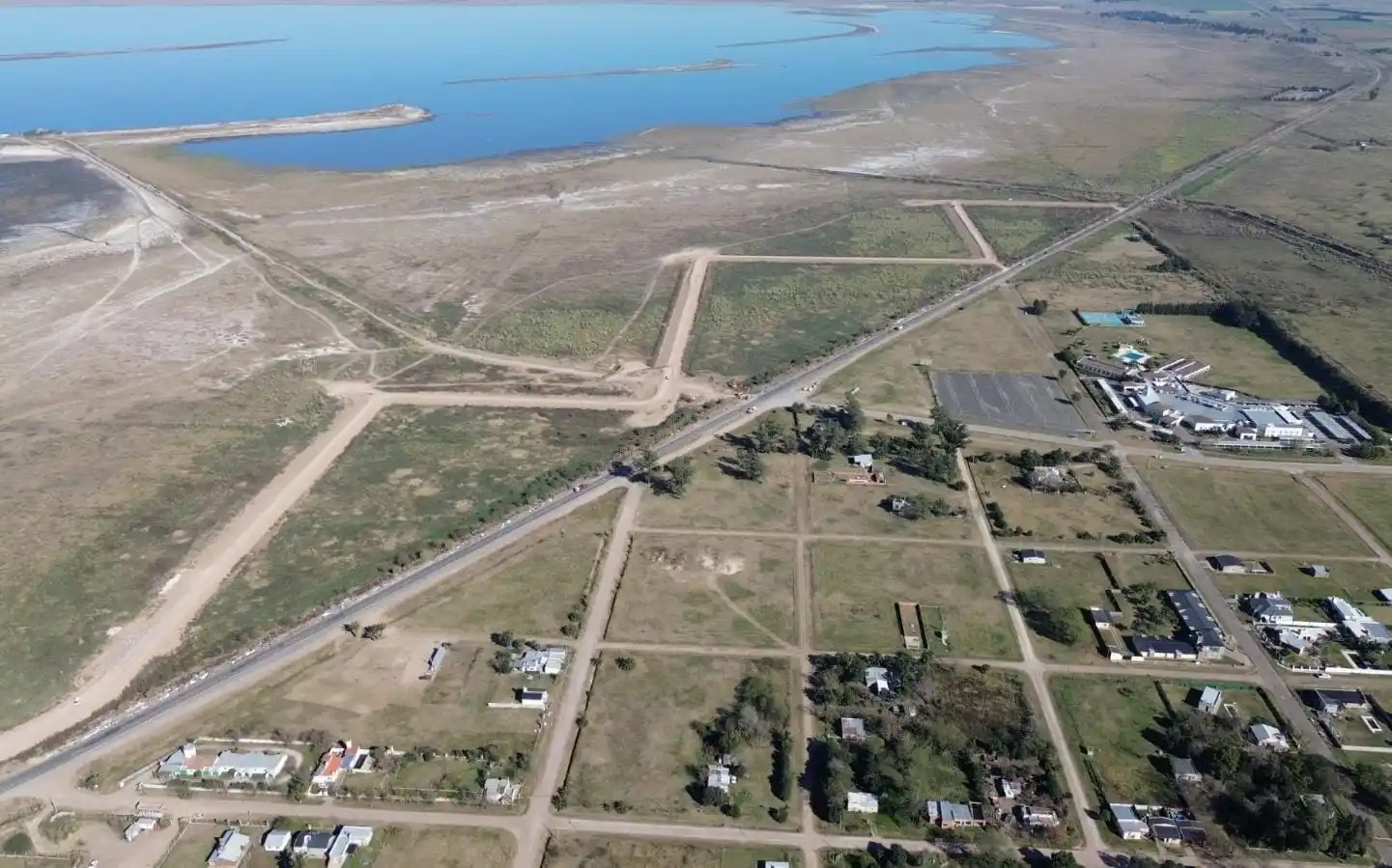 Foto aérea que muestra lo retirada que se encuentra actualmente la laguna.