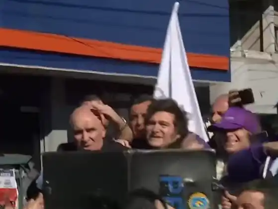 Dos detenidos por el ataque a piedrazos contra la caravana de Milei en campaña electoral en provincia de Buenos Aires