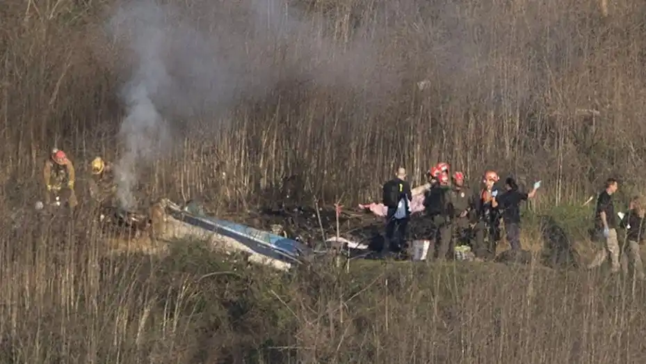 Las imágenes del helicóptero de Kobe Bryant volando en círculos bajo una espesa neblina