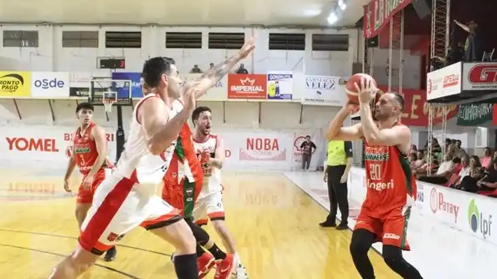 Mario Ghersetti intenta bloquear el lanzamiento de Tomás Pereyra. (Foto de Diario Democracia, de Junín).