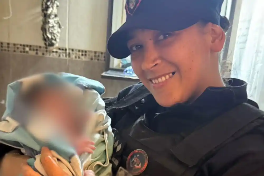 Policías asistieron a una madre que dio a luz.