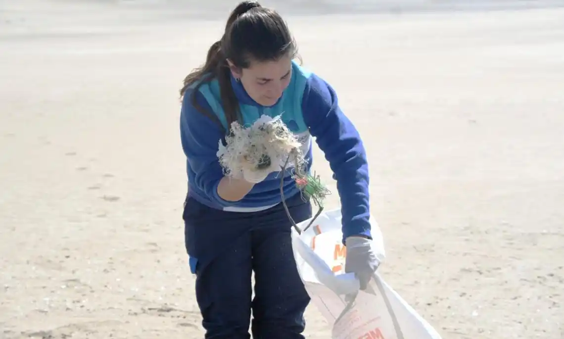 El 74% de los residuos en las playas bonaerenses son plásticos