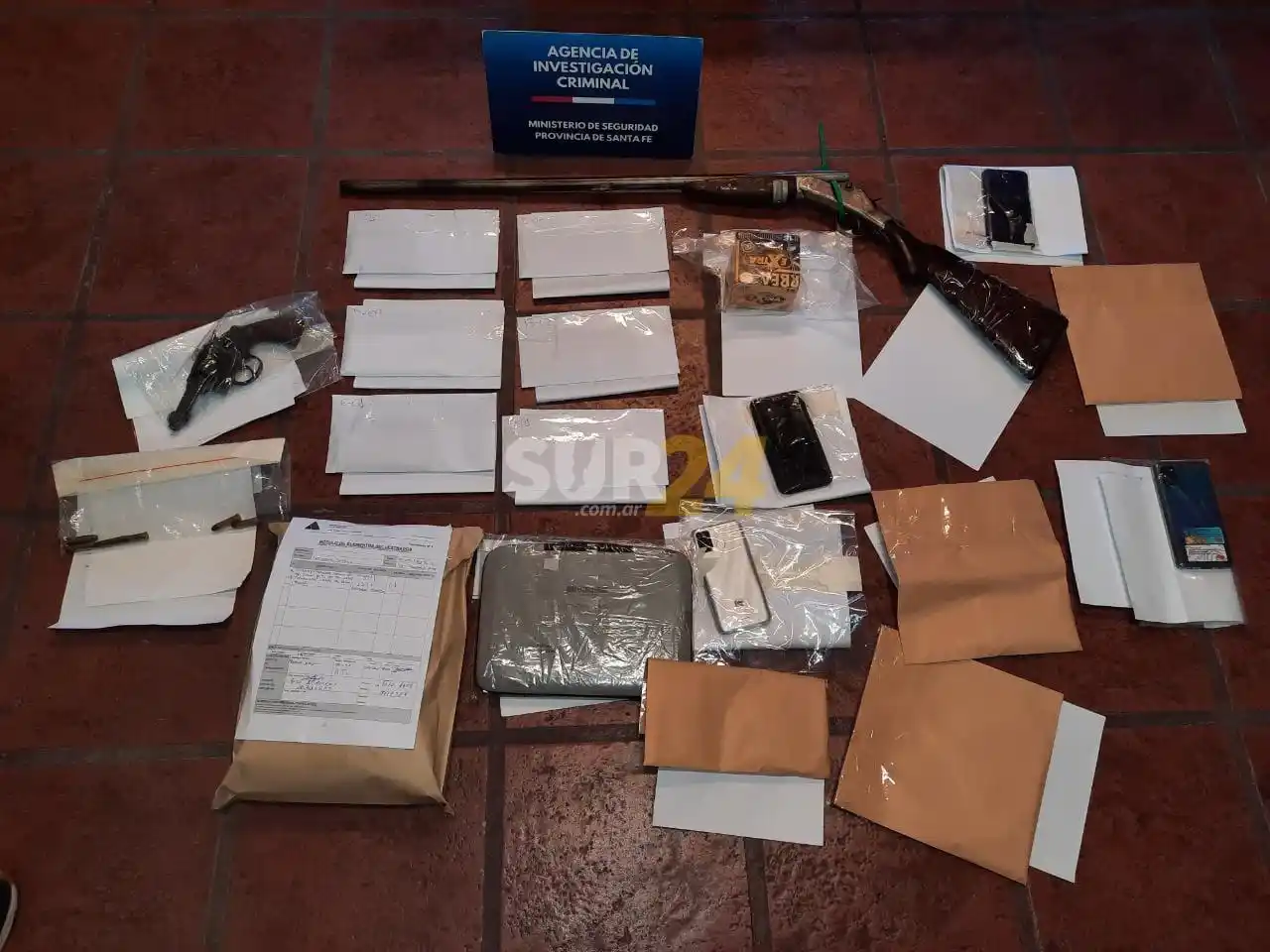 AIC realizó cinco allanamientos: secuestraron armas y celulares