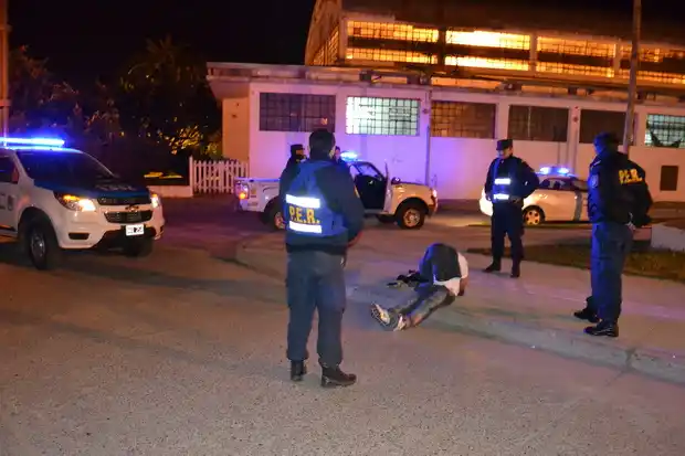 Fue condenado un joven reincidente que asaltó una estación de servicio