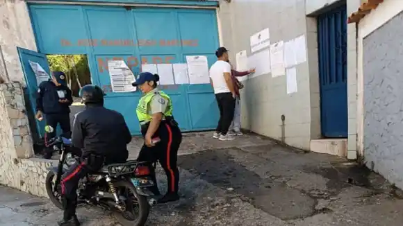 EL CHAVISMO llamando a votar y los centros electorales a medias en el referendo consultivo de este #03Dic