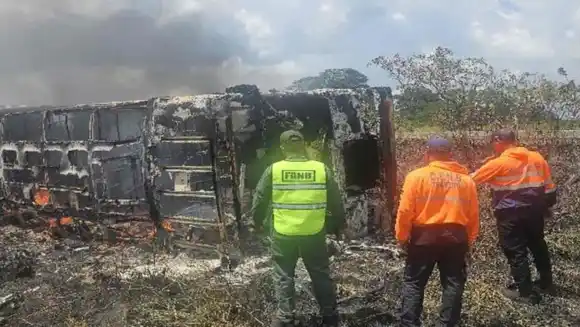TRAGEDIA en BOLÍVAR: mueren 10 personas tras incendio de un autobús
