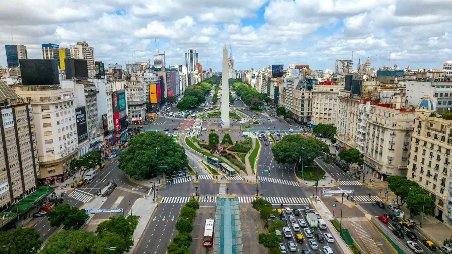 La Ciudad de Buenos Aires es un destino de experiencias que mantiene las puertas abiertas todo el año para probar una gastronomía única en más de 7.000 locales, visitar 287 teatros, recorrer 380 librerías, descubrir 150 museos y conocer 18 estadios de fútbol, sumado a una variada agenda de espectáculos.