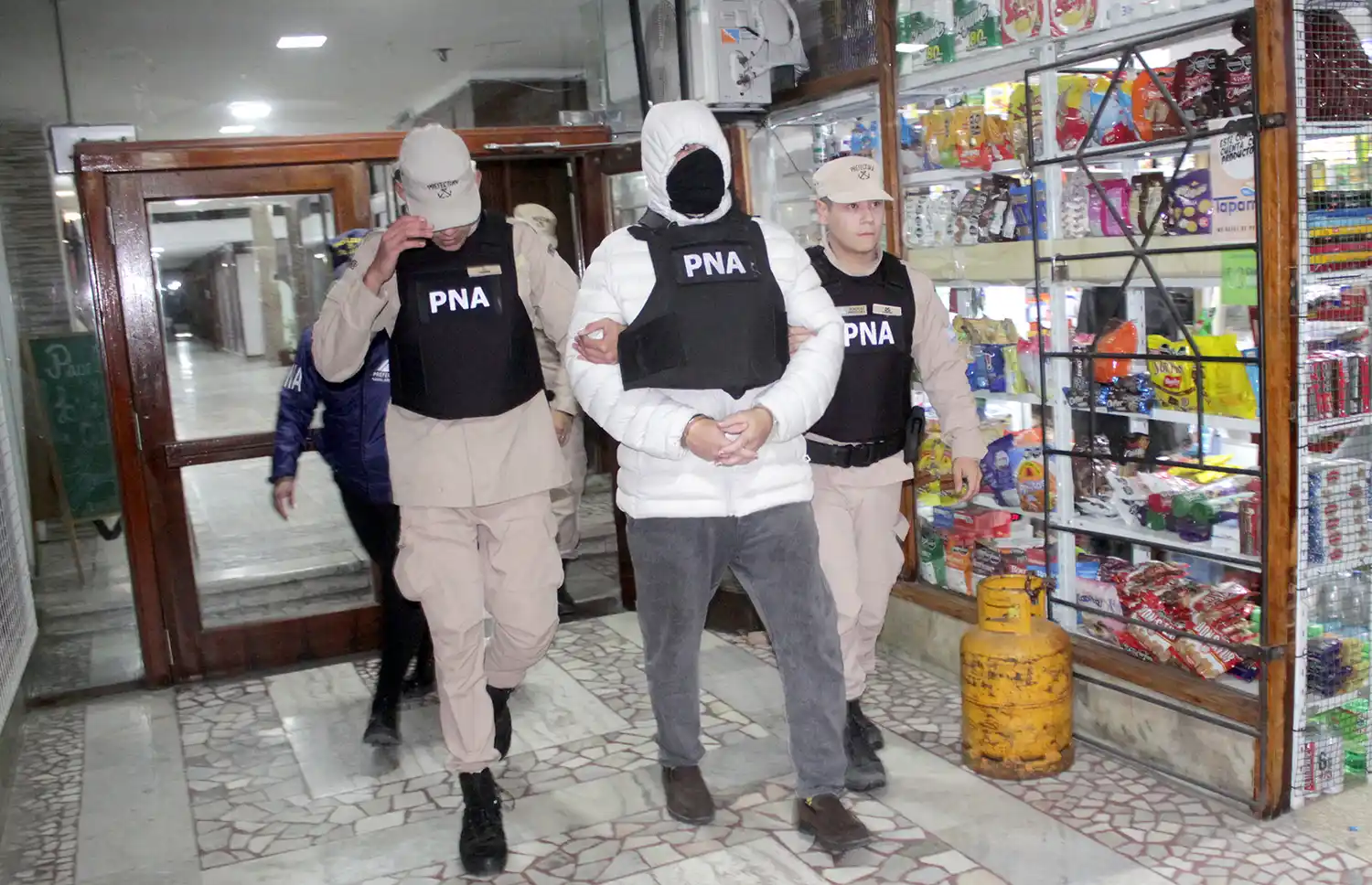 El ex policía. De la Bonaerense, Noel Marti es trasladado de la Galería Central por agentes de la Prefectura