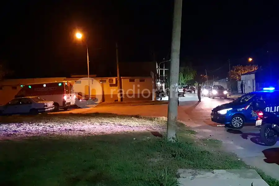 Hirieron con un cuchillo a un hombre cuando intentaban robarle y después le cascotearon la moto: un joven quedó detenido