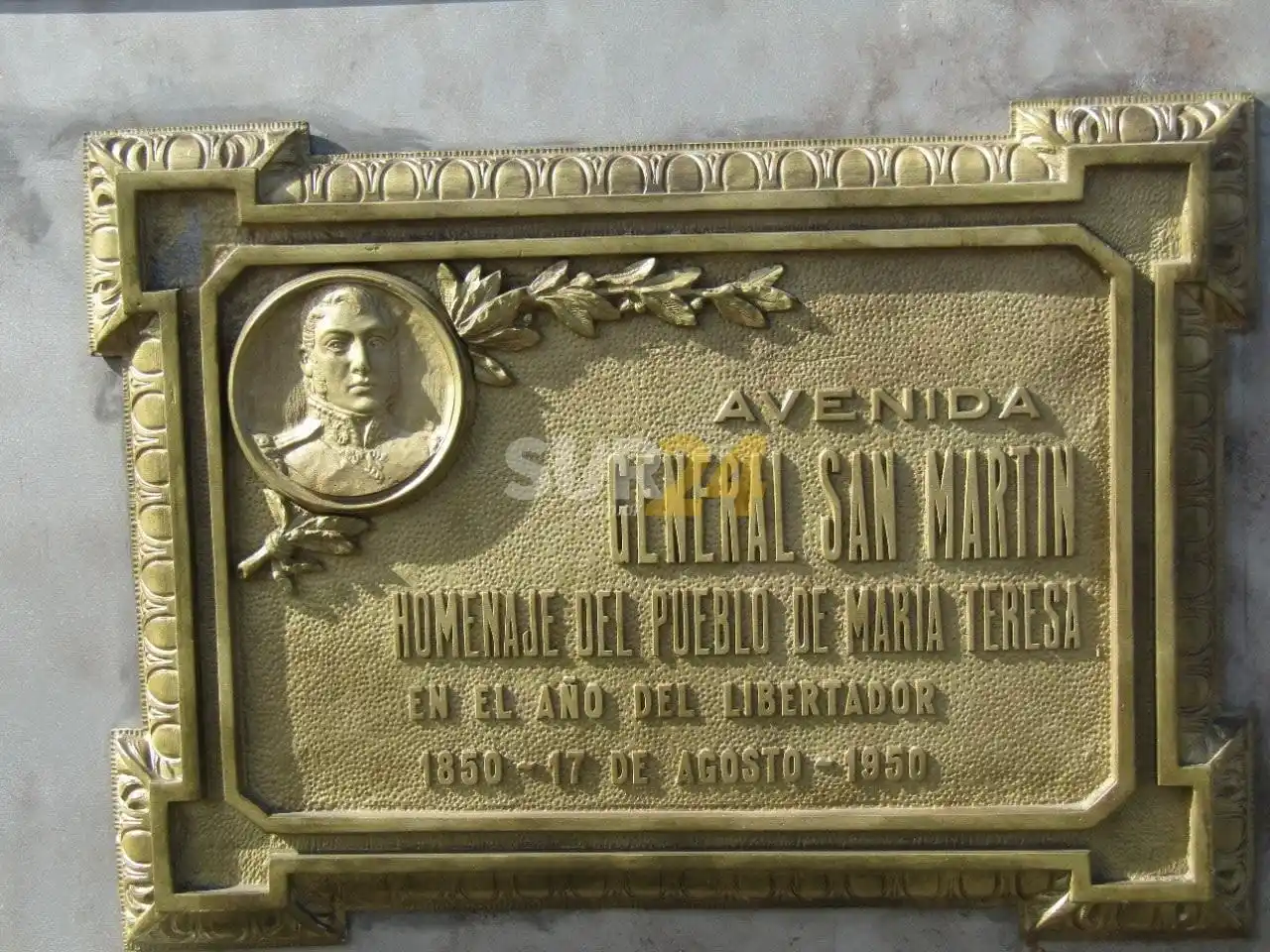 María Teresa rescató y restauró placa del Centenario de la muerte de San Martín
