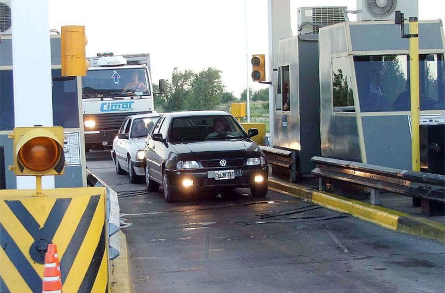 Trabajadores de peajes levantan barreras en la autopista a Santa Fe en señal de protesta