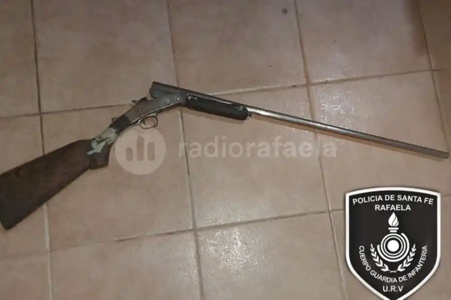 Con una escopeta, estaba a los tiros en su patio “cansado de que le entren a robar”