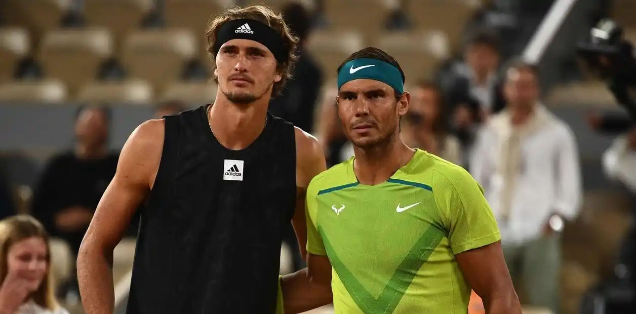 Alexander Zverev junto a Rafael Nadal, en su último y accidentado partido en Roland Garros