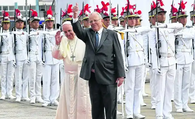 El Papa llegó a Lima y fue recibido con fervor