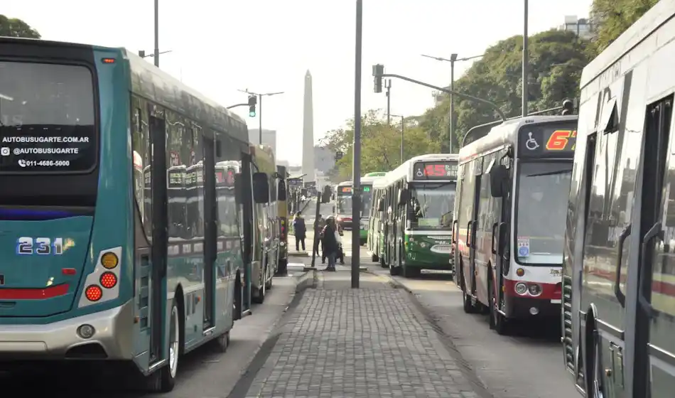 Paro de colectivos en el AMBA: Domingo con frecuencias reducidas y nueva medida de fuerza nocturna