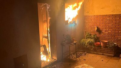 Se incendió una casa en calle Cabrera al 2400: bomberos lograron sofocar las llamas