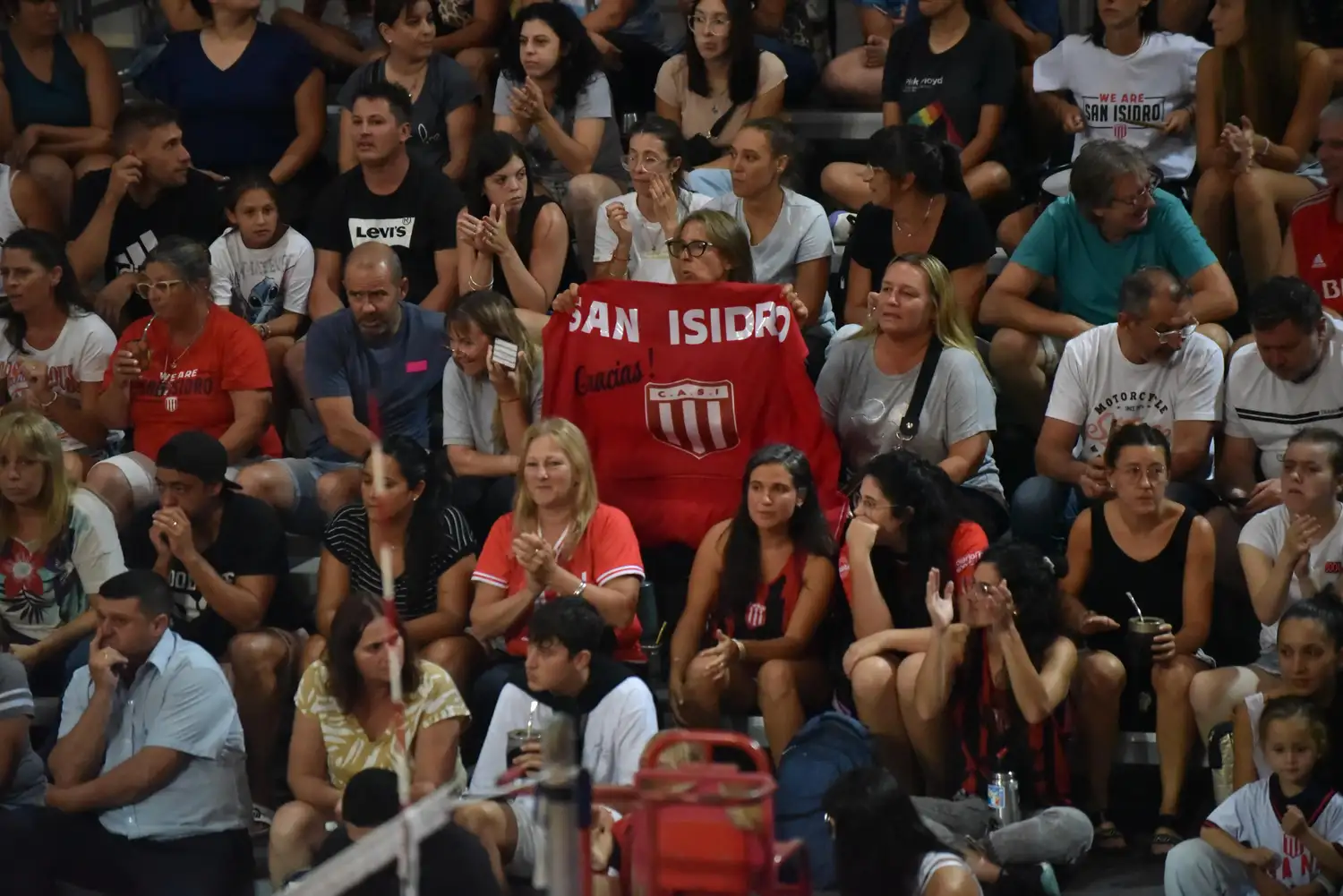 El publico “santo” colmó las tribunas del Superdomo.