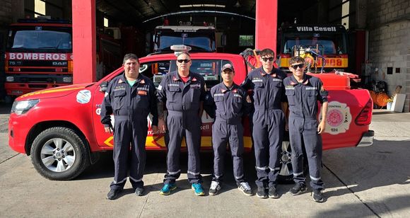 Villa Gesell mandó cinco bomberos voluntarios para combatir el fuego en El Bolsón