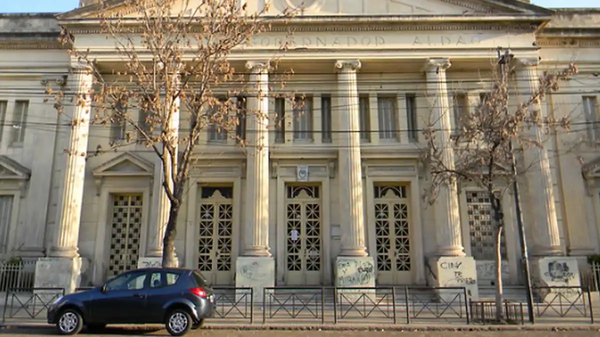 Escuela Pestalozzi: padres de alumnos exigen a la Provincia que tome medidas para desratizar el edificio