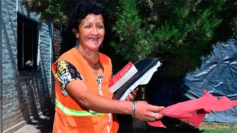 Cuida coches y está cerca de cumplir su sueño de convertirse en abogada