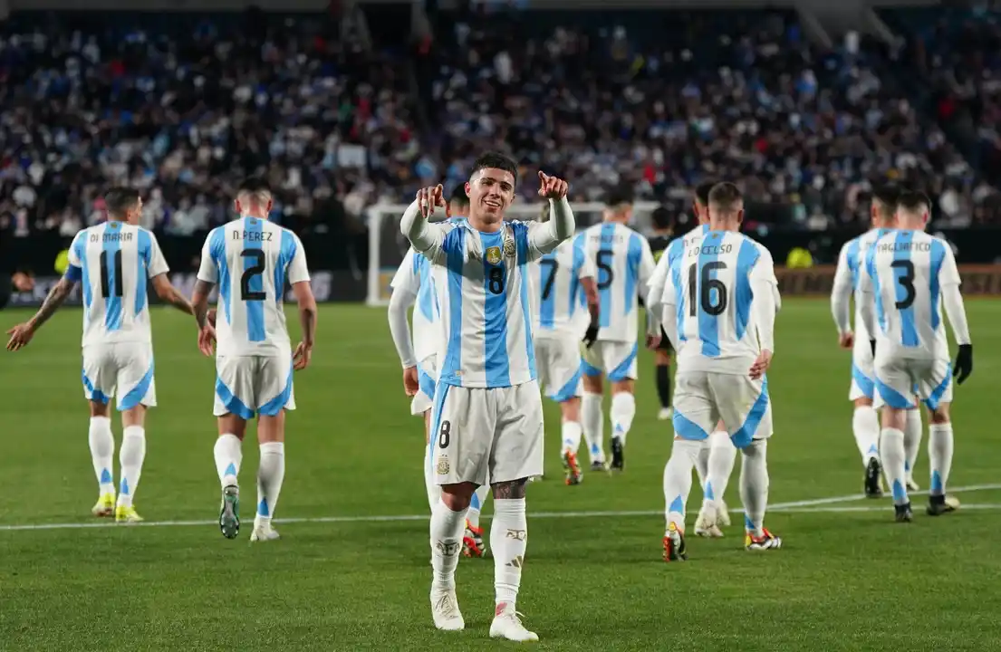 Enzo Fernández festejando su gol ante El Salvador