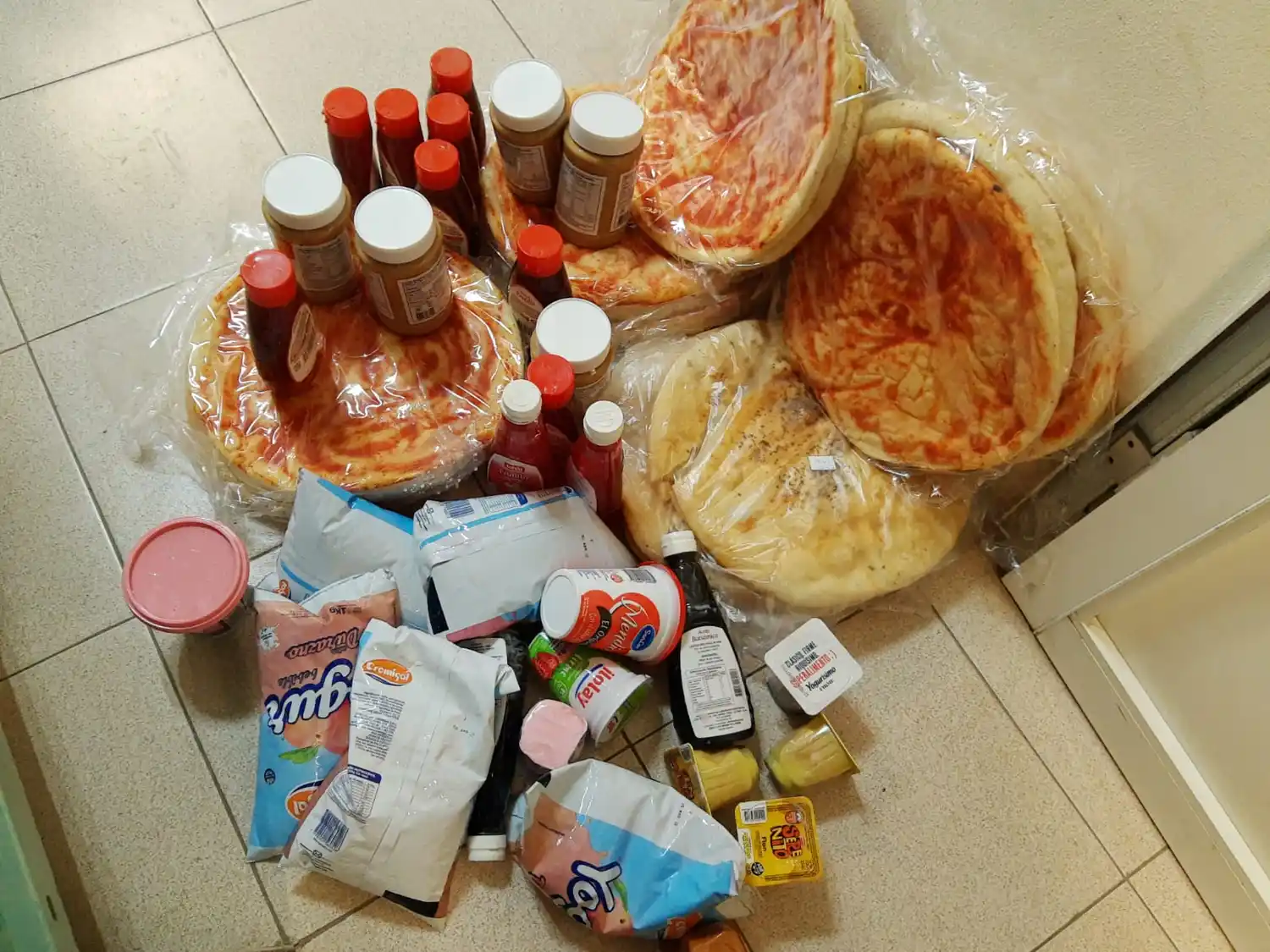 Decomisaron alimentos vencidos en un supermercado y un comercio locales