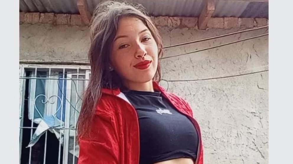 La joven fue captada por una cámara de seguridad a las 9 de la mañana y su rastro se esfumó (Fotos: Facebook)