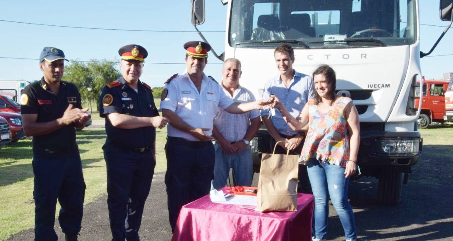 Bomberos Voluntarios de Ceibas recibieron un nuevo camión cisterna