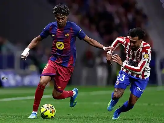 Yamal fue una pesadilla para Nicolás González, que se fue expulsado.