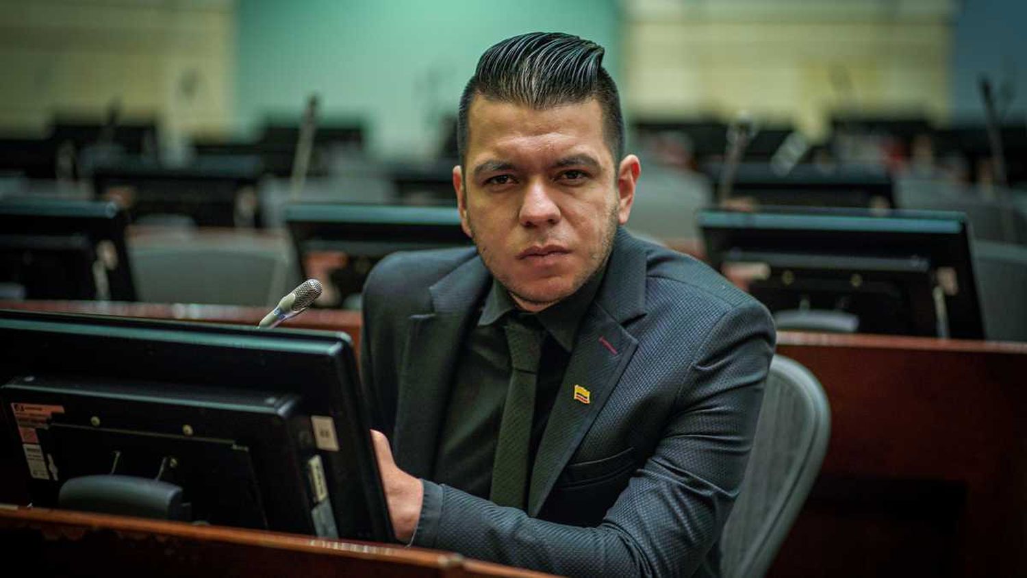 ¿ACASO PARA «VIVIR SABROSO»? Congresistas tradicionales apoyan bajarse sueldos y partidos «alternativos» NO