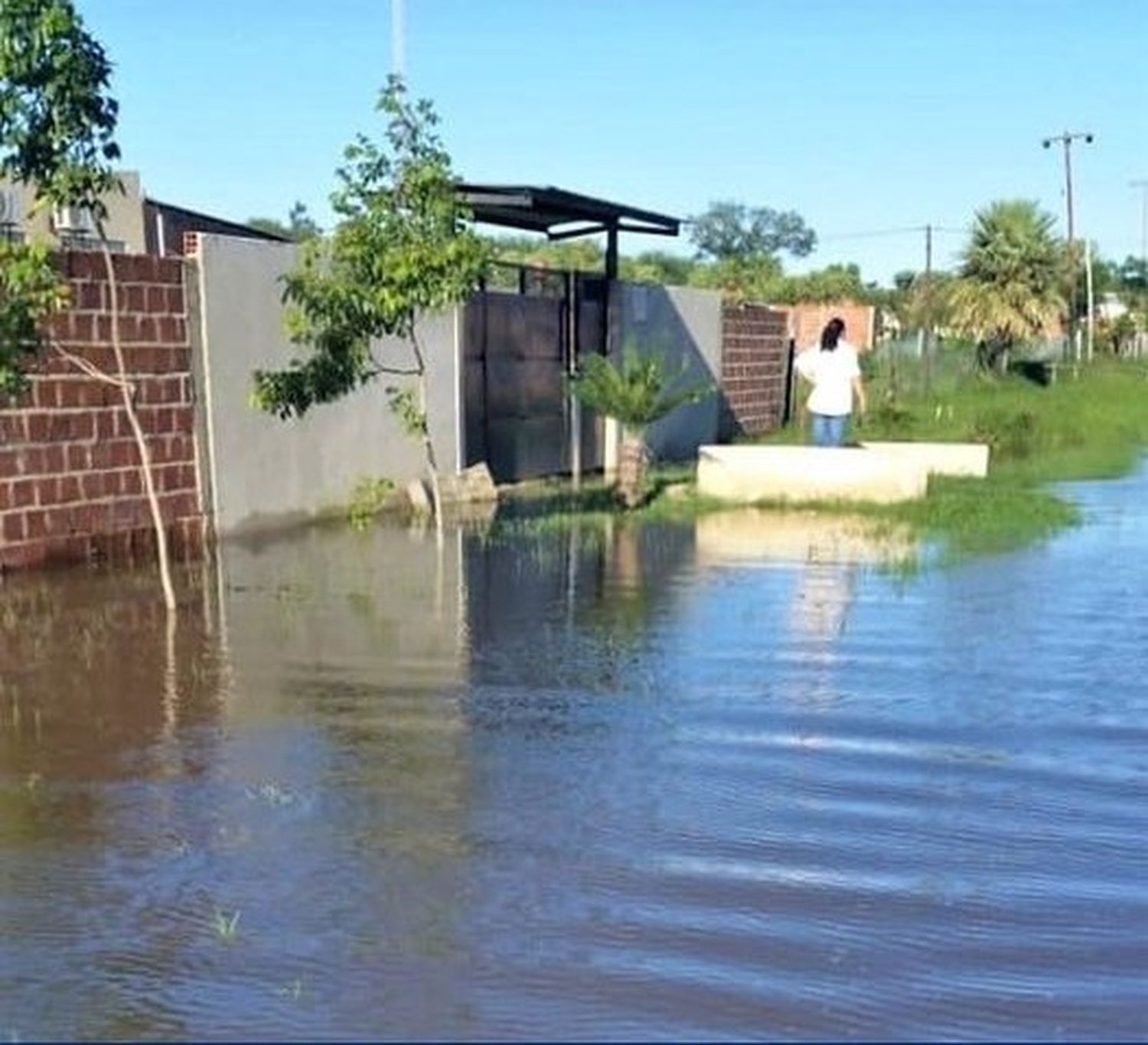 El Riacho San Hilario desbordó y ya causó graves inconvenientes a vecinos de Villa del Carmen.