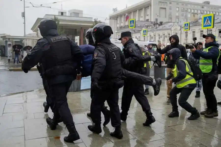 Rusos varones que tienen prohibido viajar deben entregar sus pasaportes en un plazo de cinco días