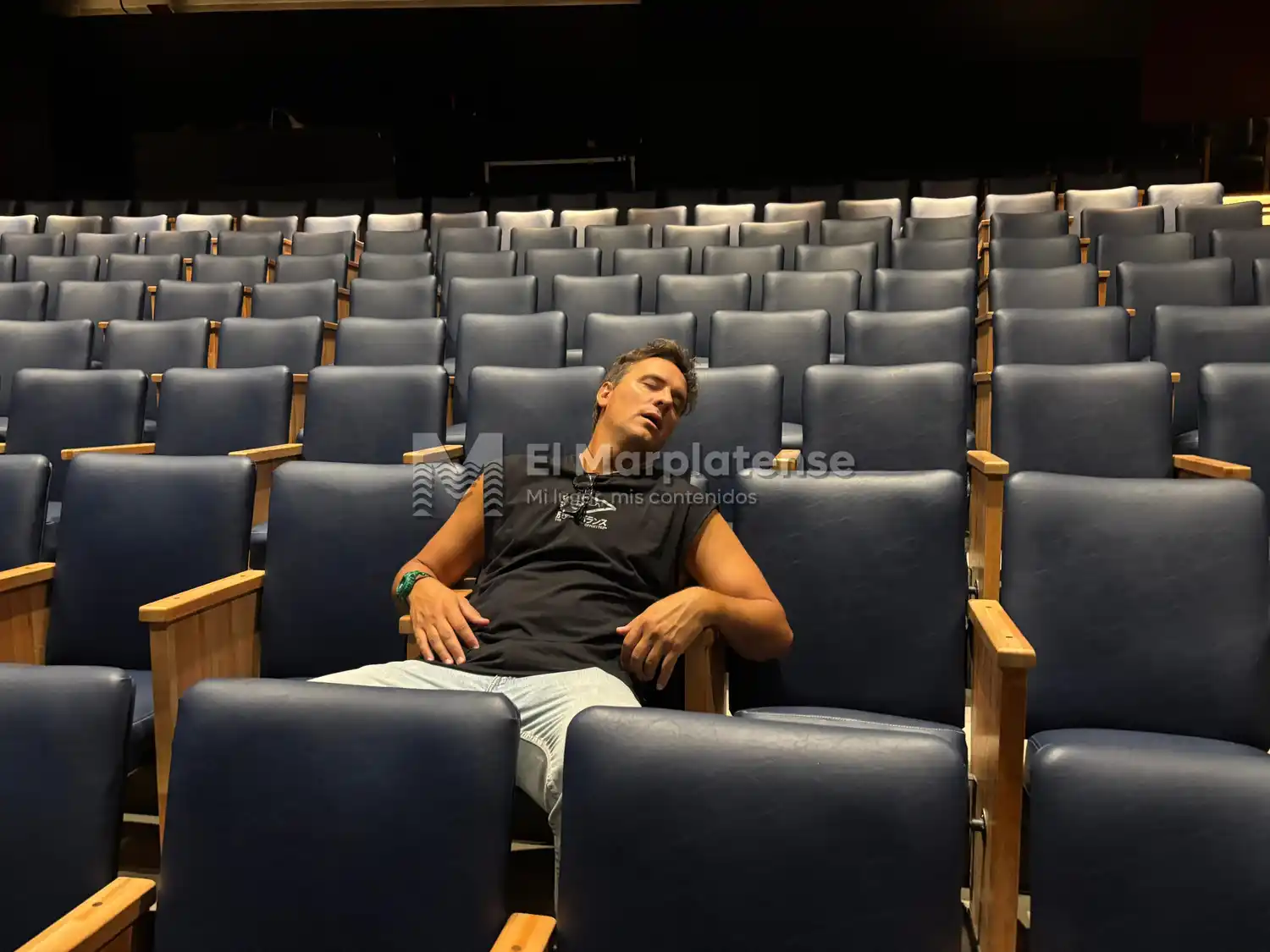 Con humor. La comodidad del Teatro Tronador BNA le permitió una siesta al comediante.