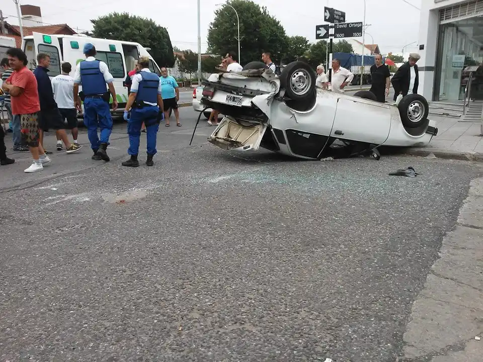 Provocó un vuelco y lo detuvieron cuando quiso escapar