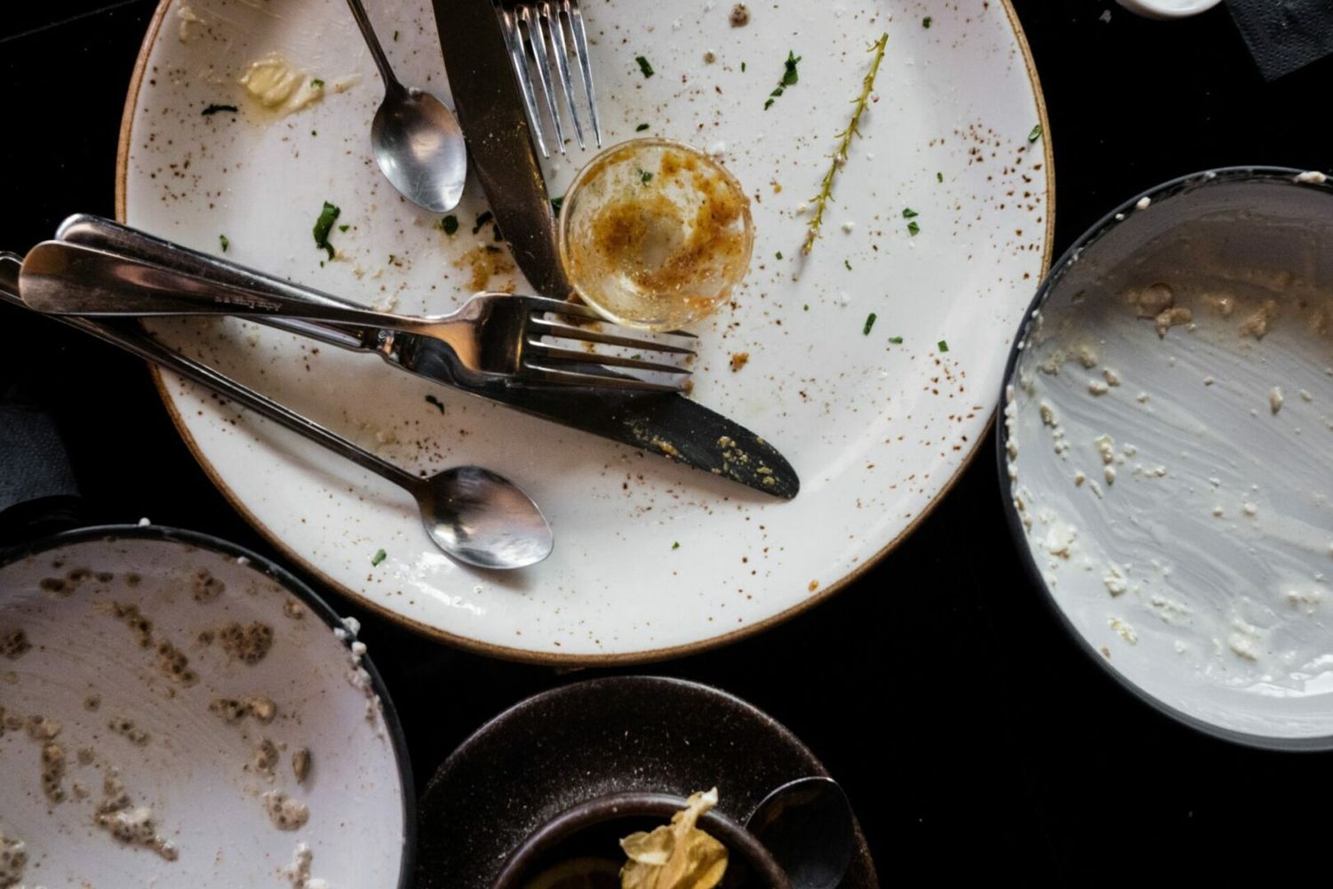 ¿Dejas los platos sucios en la noche?, estos son los riesgos de hacerlo
