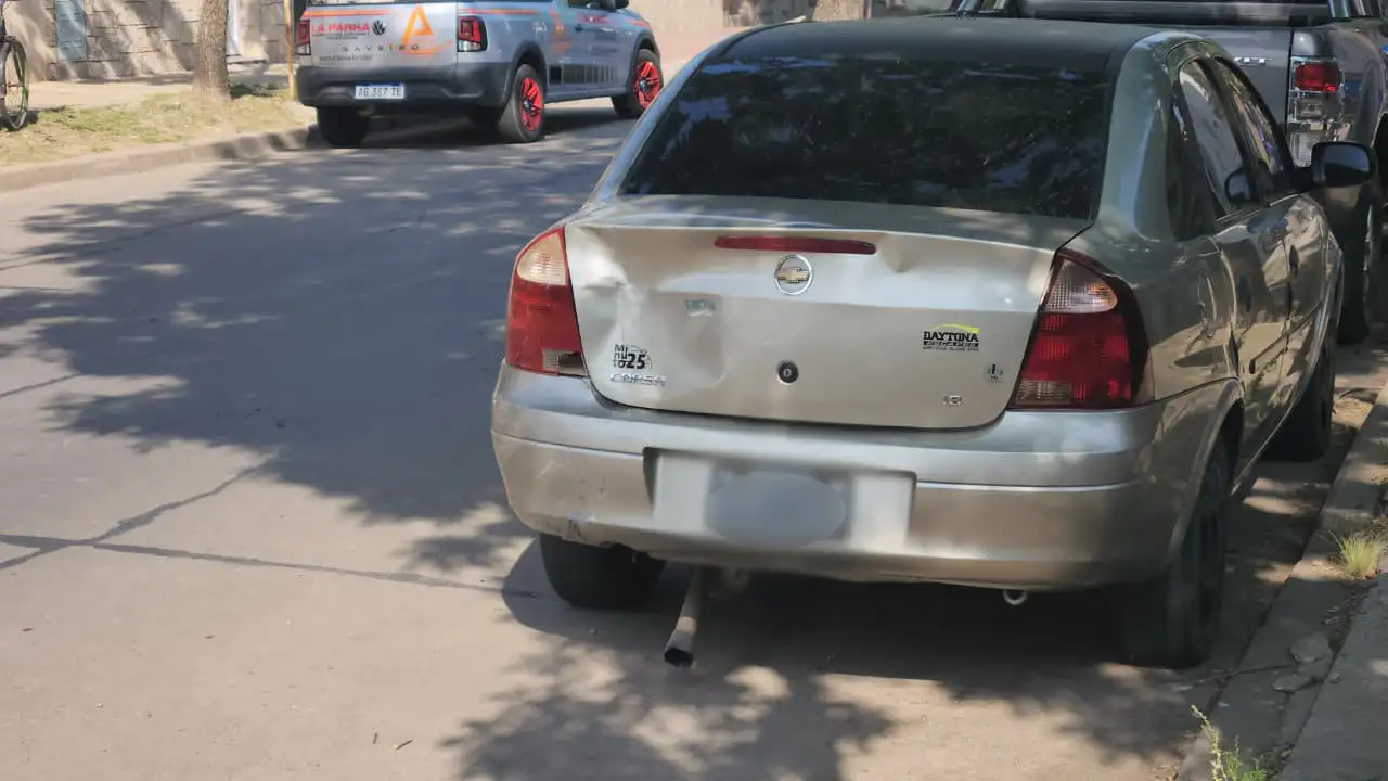 ¿No lo vieron? Chocaron “de lleno” contra un auto estacionado frente a la Comisaría 2ª - 2