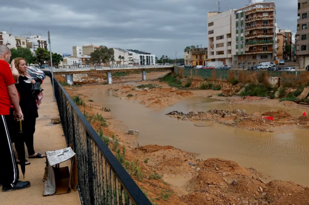 Dos personas observan la llamada barranca de Poyo en Valencia, una de las zonas más afectadas por las lluvias (Foto: Reuters)