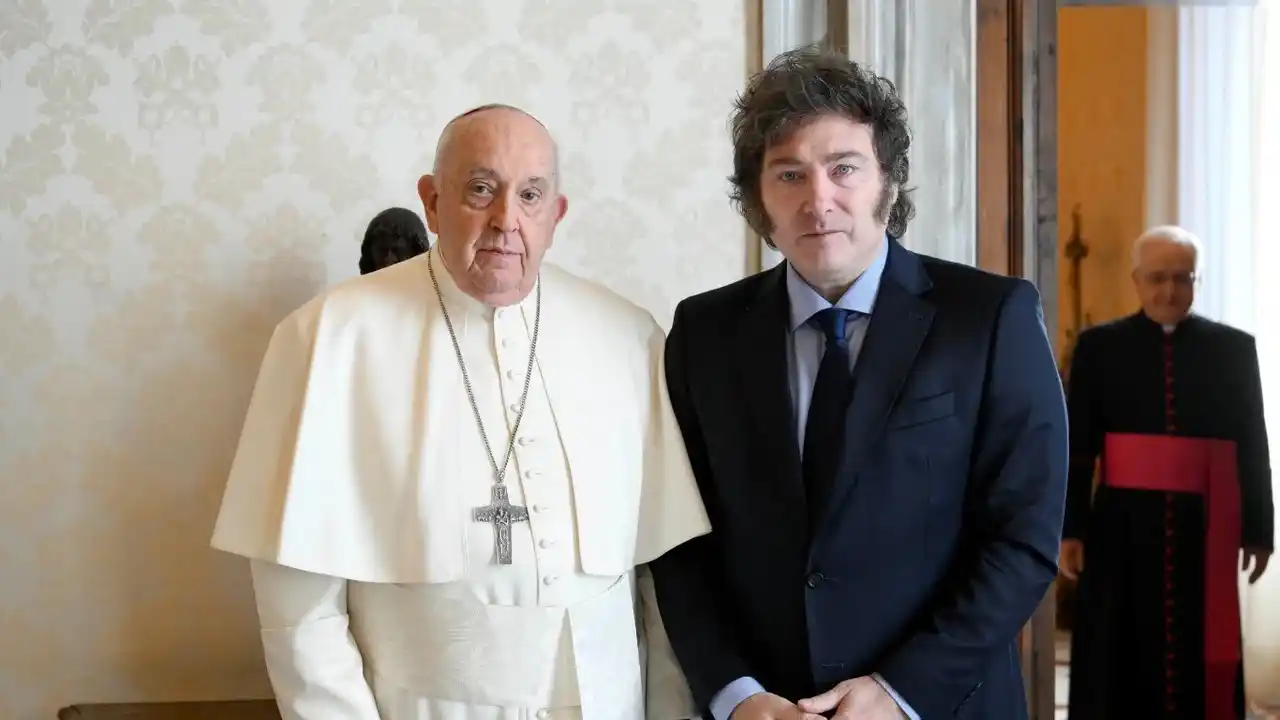 El Papa Francisco junto a Javier Milei.
