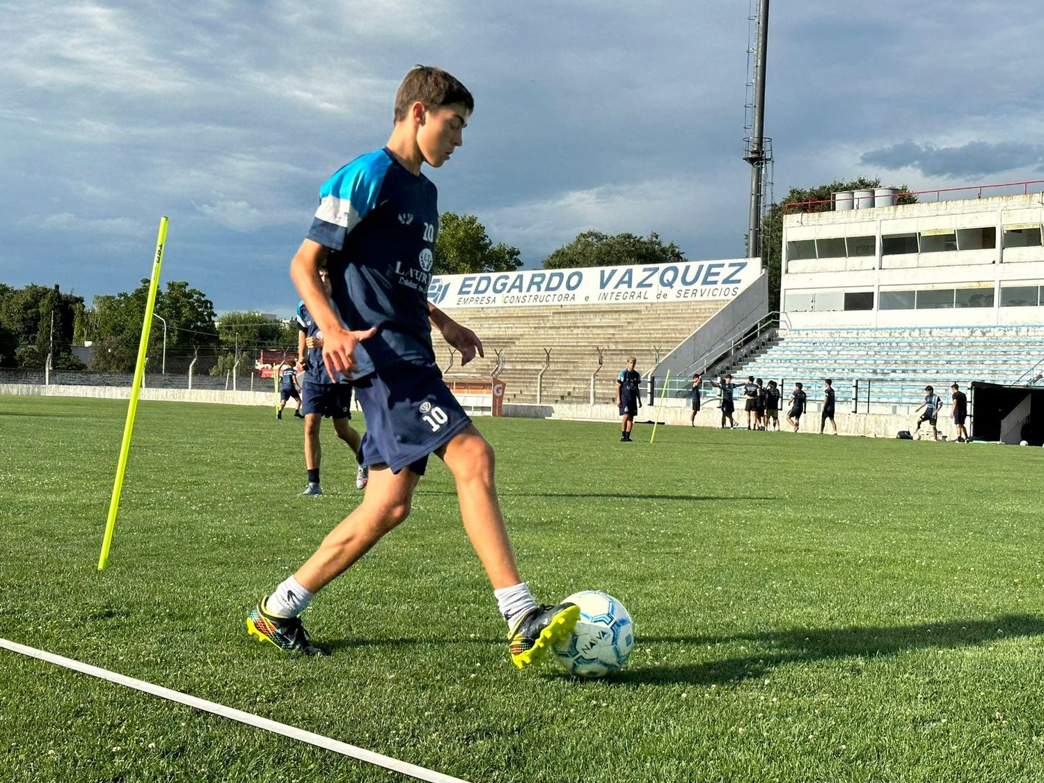 El Sub 15 se entrenó en el estadio San Martín.