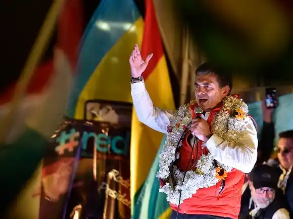 Bolivianos acaban con 20 años de socialismo: Rodrigo Paz gana elecciones con 54% de los votos