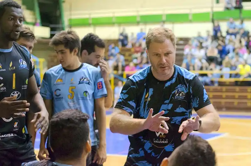 Quiroga y Meana avanzan en la Liga A2 de vóleibol