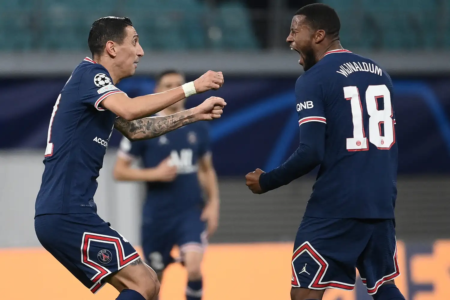 El festejo de Di María con Wijnaldum, autor de los dos goles del PSG.