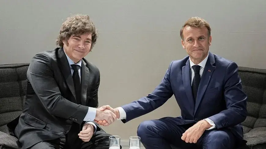 Javier Milei viaja a Francia en medio de cambios en la Casa Argentina en París