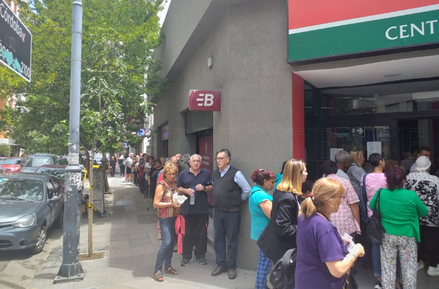 Largas filas de jubilados para el cobro del bono de $5000