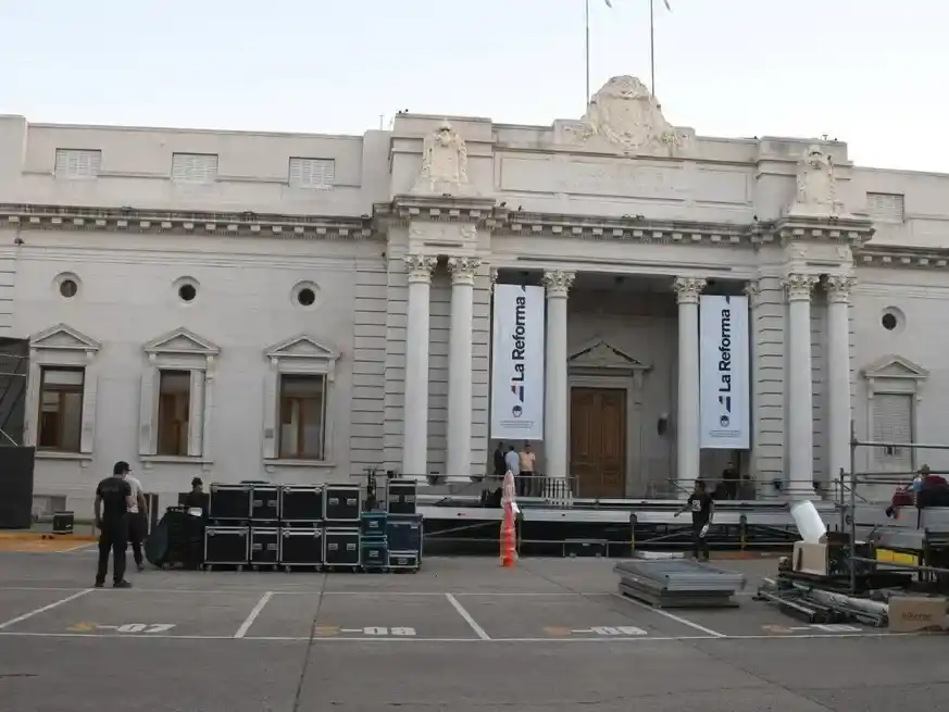 En la explanada de la Legislatura está todo listo para el acto de este viernes. Foto: Manuel Fabatía