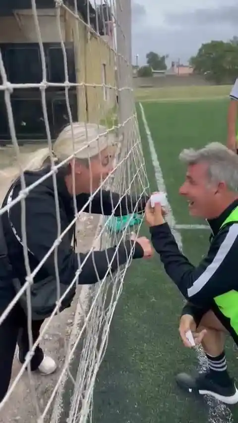 De una cancha al mundo: una historia de amor que se volvió viral