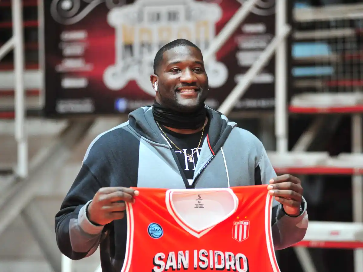 Llegó y miró el ensayo