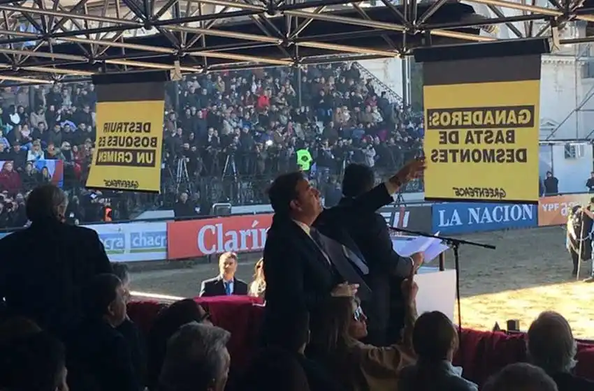 El hombre que sacó los carteles de Greenpeace: “Es pésimo que se metan en tu casa”